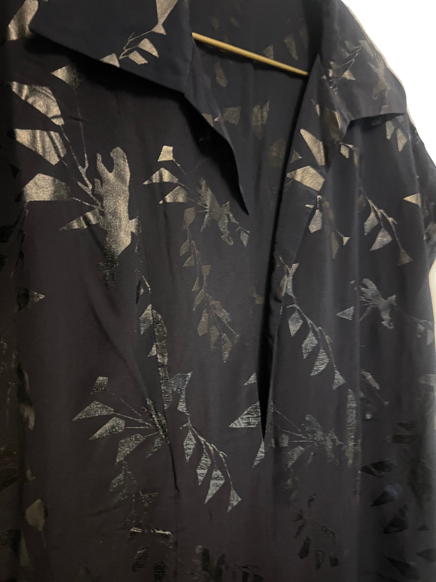 STÆRK Dark fabric with subtle leaf pattern on a neutral background