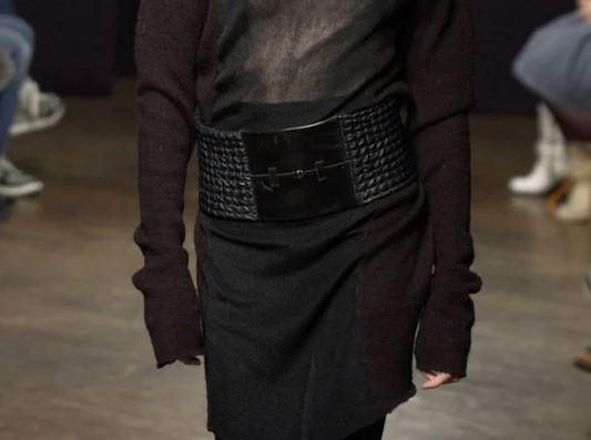 STÆRK ARCHIVE | 
THE CAVALIÉR SHIRRED BELT / BLACK LEATHER / LIMITED EDITION