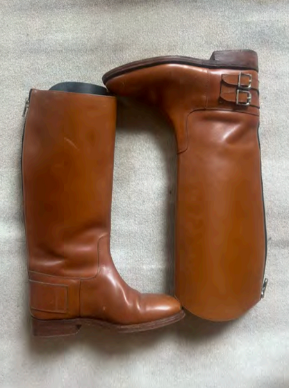 STÆRK ARCHIVE | 
CAVALIÉR BLACK BUCKLE RIDING BOOT / COGNAC