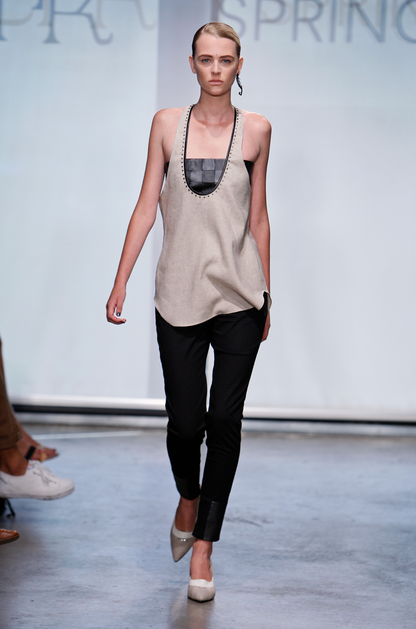 STÆRK ARCHIVE | THE STORYTELLER BLIXEN PUMP / CANVAS & LEATHER